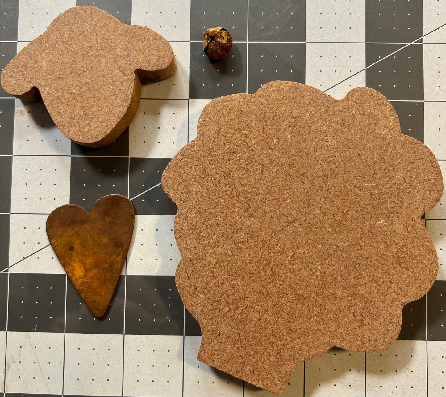 Un finished wood sheep kit with heart